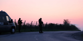 Me duar në pranga dhe kokën ulur! Momenti i arrestimit të 21-vjeç֛arit, vrau tetë persona në Serbi