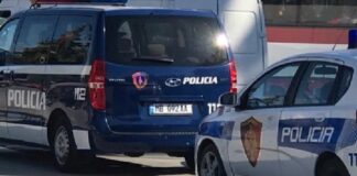 U raportua si aksident rrugor/ Tentoi të vriste dy persona duke i përplasur me automjet, shpallet në kërkim 22-vjeçari