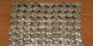 U gjetën rreth 4300 monedha metalike të falsifikuara, arrestohen tre persona