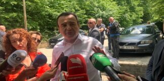Kurti: Nuk pranojmë që kryetarët të ushtrojnë detyrat në zyra paralele