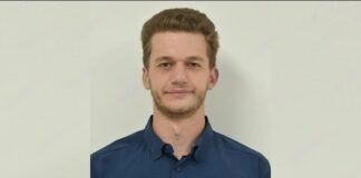 Mbyti nënën me plastmas/ Publikohet fotoja e Albi Muhollarit, student ekselent në Amerikë