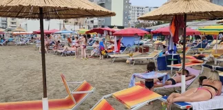 Shiu nuk pengon pushuesit, shijojnë plazhin në mot të freskët në Durrës