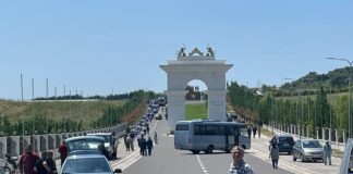 Gjashtë anëtarë të MEK nën hetim, kundërshtuan policinë gjatë kontrollit në kamp