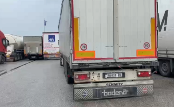 Sulmohet me gurë nga gjashtë persona të paidentifikuar kamioni shqiptar në Zveçan