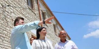 Ministrja Kushi inspekton punimet në Shkollën e Mesme të Bashkuar në Bularat