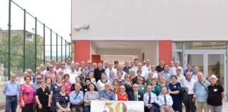 ELBASAN, FESTOJNË MATURËN PAS 50 VITESH ( VIDEO)