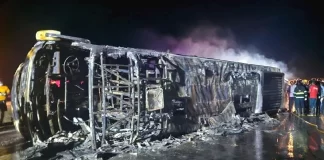 Autobusi i dasmorëve shpërthen në flakë, të paktën 25 të vdekur