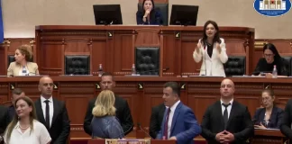 Tensionet në Kuvend, ndërpritet për 30 minuta seanca