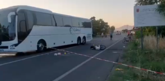 Ndërruan jetë burrë e grua në një aksident me motor, arrestohet drejtuesi i autobusit