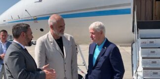 Clinton: Më latë të shoh çfarë bëhet për të ardhmen në një vend ku e shkuara mund ta kishte vrarë