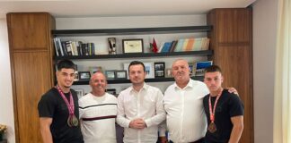 Elez Gjoza vlerëson me medaljen e mirënjohjes kryebashkiakun Andis Salla për kontributin në sportin e peshëngritjes.