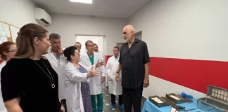 Rama u bën premtim mjekëve: Do sjell robotë për ndërhyrje kirurgjikale në Shqipëri/ Mjekët: Aman rrogat!
