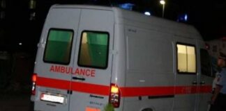 I riu plagos me thikë 25-vjeçarin, lëndohet dhe familjari që hyri për t’i ndarë