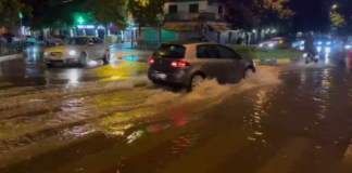 Shiu përmbyt akset rrugore dhe sheshet në qytetin e Shkodrës