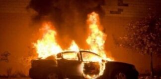 Digjet “Volkswagen-i”! Flakët përfshijnë edhe një tjetër mjet të parkuar aty pranë