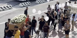 Tullumbace të bardha, duartrokitje dhe thirrje për drejtësi, udhëtimi i fundit i Klajdi Bitrit nga Ankona në Shqipëri