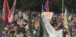 Aktivistët e klimës protestë në Hagë, arrestohen 2000 persona policia përdor presionin e ujit