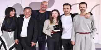 ‘Një udhëtim i shkurtër’/ Erenik Beqiri rrëmben Luanin e Artë, triumfon në Venecia me historinë shqiptare të emigracionit