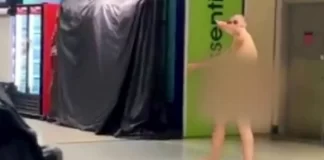 Video/ E pazakontë! Një burrë ecën i zhveshur duke buzëqeshur mes aeroportit në Dallas