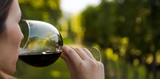 Studimi: Gratë që pinë verë plaken më ngadalë