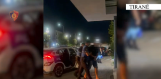 Tentuan të merrnin para duke mashtruar një biznesmen, në pranga katër persona, dy të tjerë në kërkim