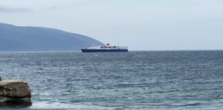 Moti i keq, pezullohet lundrimi detar në Vlorë