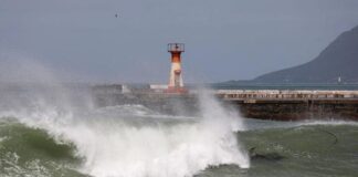 Dallgët në Afrikën e Jugut vërshojnë në qytete, ka viktima dhe të plagosur