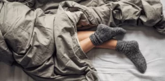 Flini gjumë me çorape? Zhdukeni si zakon, ja çfarë të keqe po i bëni vetes