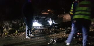 E rëndë, i riu humb kontrollin e mjetit dhe përplaset me mbrojtëset metalike, vdes pasagjeri!