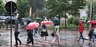 Rrebeshe, stuhi ere dhe ulje temperaturash! Parashikimi i motit për sot