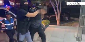 Durrës/ Përdornin shkallë e litarë për t’u ngjitur nëpër katet e pallateve për të vjedhur, arrestohen tre persona