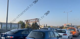Nisja e universitetit “paralizon” kryeqytetin, trafik i rënduar në rrugën Kamëz-Tiranë