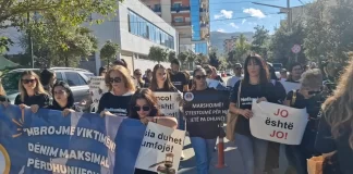 “Jo është jo”/ Protestë për abuzimin e 26-vjeçares në Vlorë! Kërkojnë drejtësi për viktimën