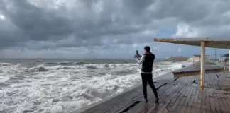 S’ka më fundjava plazhi, mot i paqëndrueshëm me erë dhe dallgë në bregdet