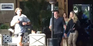 Fotot/ Arnold Schwarzenegger fotografohet duke u puthur me një vajzë misterioze