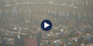 Përfundon mes kaosit seanca plenare/ Deputetët e opozitës grumbulluan karriget në foltore, ndezën tymuese