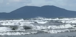 Moti i keq, pezullohet deri të hënën lundrimi i anijeve në Vlorë