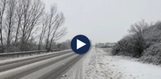 Moti i keq/ Disa akse ende po pastrohen! Në Kolonjë, tre banorë rrezikuan mbytjen