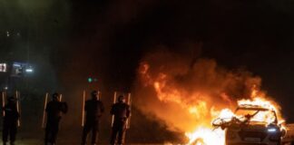 Protesta të dhunshme në Dublin pas sulmit me thikë në afërsi të shkollës