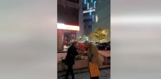 VIDEO/ “Ëndrrat e bukura përfundokan në rrugë”, Robert Radoja nuk i mban lotët kur shikon ish-studenten e tij duke kënduar në pedonale