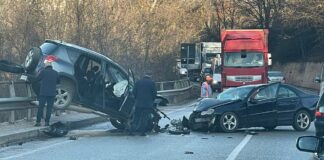 Përplasen dy makina në aksin Librazhd-Prrenjas, 6 persona të plagosur