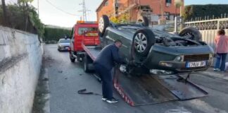 Aksident në Ishull Lezhë/ Shoferja përplaset me një mur, makina e saj përmbyset mes rrugës