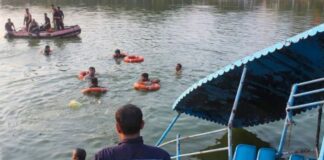 Vdesin 12 nxënës dhe dy mësues pasi iu përmbys varka në liqen, prindërit në lot: Nuk iu dhanë jelek shpëtimi