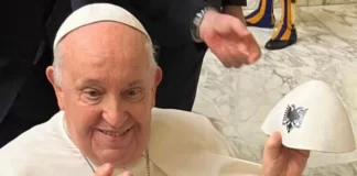 Fotolajm/ Papa Françesku shfaqet me plisin me shqiponjën dykrenare