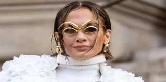 Jennifer Lopez “vjedh” vëmendjen! Shfaqet me një xhaketë të bardhë me 7000 petale trëndafili