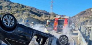 MERR FLAKË NJË AUTOMJET PAS PËRPLASJES VETËM DËME MATERIALE