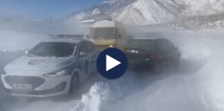 Fshatra të bllokuara, era e fortë pengon qarkullimin e makinave