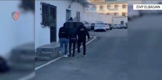 Elbasan, konfliktohet me tre vëllezër dhe thyen derën e lokalit, arrestohet 28 vjeçari