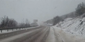 Borë e ngricë në fshatrat e Librazhdit! Kërkohet përdorimi i zinxhirëve për drejtuesit e mjeteve