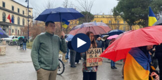 Dy vjet nga fillimi i luftës, manifestim solidariteti për Ukrainën në Tiranë! Të pranishëm ambasadorë dhe politikanë shqiptarë